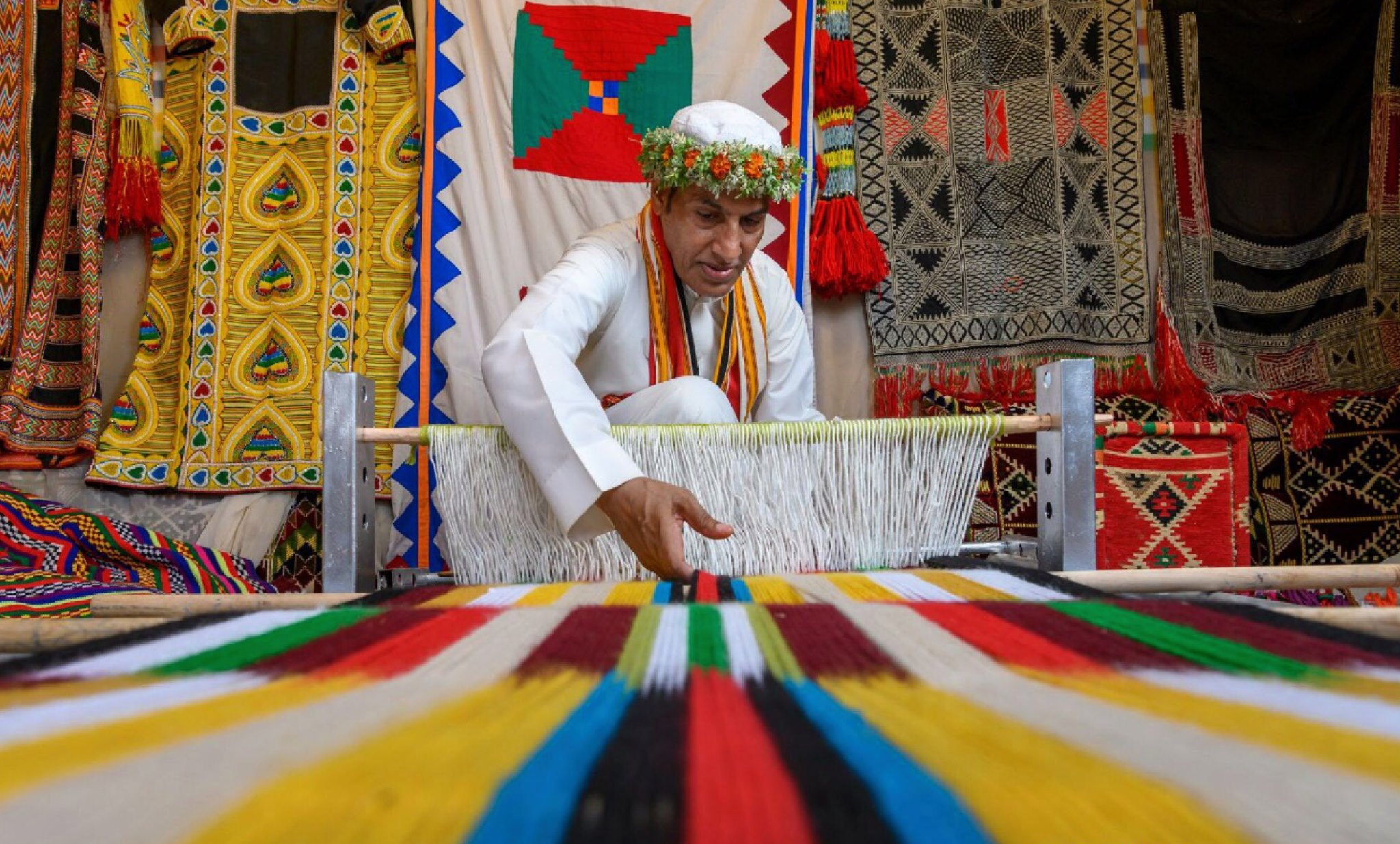 الحرف اليدوية في رجال ألمع: مهارات تقليدية تحكي قصة الماضي 69362080 2313150745667163 3776371156311867392 n